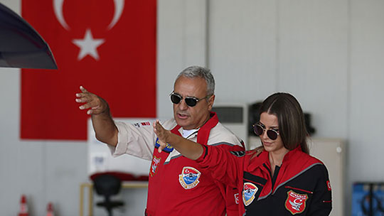 Kadın akrobasi pilotonun fotoğrafı ABD müzesinde