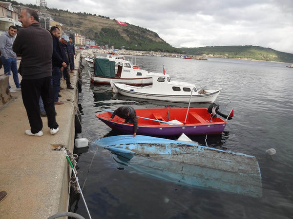 Akılalmaz olay, otomobil tekneye çarptı!