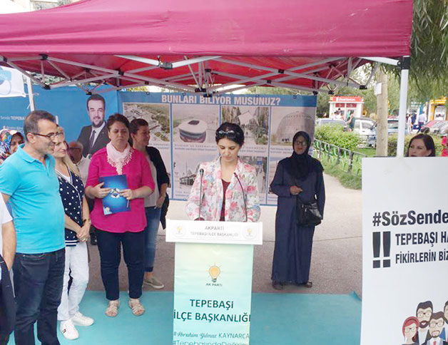 AK Parti Tepebaşı İlçe Başkanlığının yerel seçimlere dönük önemli bir çalışması var: Söz sende Tepebaşı!  *  Yeni başlayan çalışmanın amacı, AK Parti Tepebaşı ilçe teşkilatının iki yıl boyunca gerçekleştirdiği çalışmaların sağlaması yapmak ve eksik kalmış noktaları tespit etmek.  *  Peki, bunun için ne yapılıyor? Her hafta bir mahalle seçiliyor. Seçilen mahallenin en işlek bölgesine profesyonel bir çadır kuruluyor. Çadıra gelen vatandaşlar; istek, beklenti ve şikayetlerini kağıtlara yazıp sandığa atıyor.  *  Dahası, bir de serbest kürsü kuruluyor. Yurttaşlarımız, istediği konuya ilişkin kürsü konuşması yapabiliyor.  *  Bu çalışma, en son önceki gün gerçekleştirildi. “Söz sende Tepebaşı” çadırı, Uluönder’deki tramvay durağı, cami ve caddenin tam merkezinde kurulmuş.  *  Bir uğrayıp incelemek istedim…  *  Çadırın etrafı, deyim yerindeyse ana baba günü… İnsanlar bir tarafta istek, beklenti ve şikayetlerini yazarken; diğer tarafta serbest kürsüde konuşmak için sıra bekliyorlar.   *  Bir de bu çalışma gerçekleşirken bir taraftan da AK Parti hükümetinin Eskişehir yatırımları anlatılıyor, broşürler dağıtılıyor. Öyle ki çadıra gerilen bir brandanın üstüne, bu projeler kolaj haline getirilip uygulanmış. Şehir Hastanesi, stadyum, Türk Dünyası Kültür Merkezi vesaire…  *  Tabi oraya kadar gitmişken, AK Parti Tepebaşı İlçe Başkanı İbrahim Yılmaz Kaynarca’yla görüşmeden olmazdı… Bakın Kaynarca, söz konusu çalışmayı nasıl anlattı:  BİZ DE ADAY OLSAK? “Bu bizim yaklaşık iki yıldır mahallelerde yaptığımız çalışmaları, sokak sokak gezdiğimiz not aldığımız; sokak sorumlularımızı harekete geçirerek yaptığımız çalışmaların ucundan kıyısından gözümüzden kaçırdığımız bir yer var mı diye merak ettiğimiz ve sağlamasını yaptığımız bir çalışma. Ve en sonunda yapacağımız çalışmaları derleyip toparlayacağımız, yerel seçime girerken derli toplu bir rapor haline getirebilmek için, yani biz de aday olsak başka bir kardeşimiz de aday olsa, kim olacaksa, Tepebaşı’nda AK Parti’yle ilgili, onun elinde çok hazır, problemlerin tespit edildiği, hem yerel hem de ülke bazında problemlerin eksiksiz tespit edildiği, yapılabileceklerin, hiyerarşik sırayla yapılabilme ihtimaline göre sıralandığı bir rapor elimizde netleşsin diye uğraştığımız bir çalışma bu.   SÜREÇ NASIL İŞLİYOR? Süreci şöyle işletiyoruz. Birkaç gün önceden ilgili mahalleye diyoruz ki, “sizin mahallenizdeyiz. Mahallenin şu bölgesine yaklaşık sekiz dokuz saat boyunca çadır kuracağız. Buraya dileğinizi, şikayetinizi, kızgınlığınızı; hem ulusal bazda, hem hükümetimizle alakalı, hem yerel bazda yahut çok alakasız şeylerle ilgili; bizim kurumları harekete geçirebileceğimiz yahut bizim yerelde belediye meclislerinde gündeme getirebileceğimiz ne varsa onları alalım ve dinleyelim sizden” diyoruz.   GERİ DÖNÜŞLER YAPILIYOR Peki, hangi yöntemlerle dinliyoruz vatandaşları? Bir kere kendileri gelip kürsüye geçip karşılarındaki kameraya mikrofondan serbest kürsüde konuşup ne istiyorlarsa söyleyebiliyorlar. Çok güzel görüntüler elde ediyoruz. Onun dışında bize fikirlerini yazılı olarak iletmek isteyenlere kalem kağıt veriyoruz, vatandaşlarımız doldurdukları kağıtları sandığımıza atıyor. Yok, “ben sadece söylemek istiyorum” diyenleri de arkadaşlarımız, teşkilat görevlilerimiz dinliyorlar, onlarla görüşüyorlar. Merak edenlere de yaptıklarımızı, teşkilat çalışmalarını anlatıyoruz. Onun dışında bilmediğimiz şeyler için de, kendilerine geri dönüş yapan bir ekip kurduk halklar ilişkiler birimizden, araştırıp vatandaşlarımızın sordukları soruya ilişkin geri dönüşler yapıyoruz.  Halkla ilişkiler başkanımız ve ekibi bu teklif ve şikayetleri değerlendirip geri dönüşler yapıp dosyalıyor. Bir kısmını da inşallah Tepebaşı Belediyesi’ni aldıktan sonra yapacağız. Burada üye olmak isteyene üye kaydı da yapıyoruz.   EN AKTİF GÜN SEÇİLİYOR Çalışmanın sonunda ise, o gün o mahallenin röntgenini çekip neticelendirip, heybemize o mahalleyle ilgili son rötuşlarla beraber o yaptığımız önceki çalışmalarla birlikte bir dosya hazırlamak üzere o mahalleyi kapatmış oluyoruz. Bu “Söz Sende Tepebaşı” çalışması, Tepebaşı ilçe teşkilatımızın bir çalışması. Mesela Şirintepe’ye gittiğimizde “Söz Sente Şirintepe” oluyor, mesela Yeşiltepe’ye gittiğimizde “Söz Sende Yeşiltepe” oluyor. O mahallenin merkezi yerlerinde vatandaşlarımızı çay eşliğinde sohbete davet ediyoruz. Ayrıca o mahallenin en aktif olduğu günü seçiyoruz çalışma yapmak için.  HAYAT PAHALILIĞI DA ŞİKAYET KONUSU Şunu da belirteyim isterseniz. Şimdi bizimle ilgili de ciddi talep ve şikayetler var. Hayat pahalılığından dem vuranlar, doların yüksekliğinden vesaire… Ulusal bazda da öneri ve şikayetleri de dinliyoruz haliyle. AK Parti’nin Türkiye’de etkili olduğu her alanda, ne düşünüyorsa vatandaş onu da öğrenmiş oluyoruz o anlamda.   *   İbrahim Yılmaz Kaynarca’nın projeye ilişkin aktardıklarını okudunuz.  Bu projeden de görülüyor ki, AK Parti Odunpazarı ilçe teşkilatı, Odunpazarı Belediyesi’ni kazanma noktasında ne kadar iştahlıysa; AK Parti Tepebaşı İlçe teşkilatı da bir o kadar iştahlı.  *   Önümüzdeki yerel seçimler, CHP için eskisi kadar kolay atlatılabileceğe benzemiyor… Çünkü bu sefer, “eski kafalı-yorgun-yıpranmış AK Partililer” yok; genç, dinamik, teknolojiyi bilen, strateji üretebilen ve Eskişehir’in gerçeklerini hazmedip anlayabilmiş bir ekip var. 