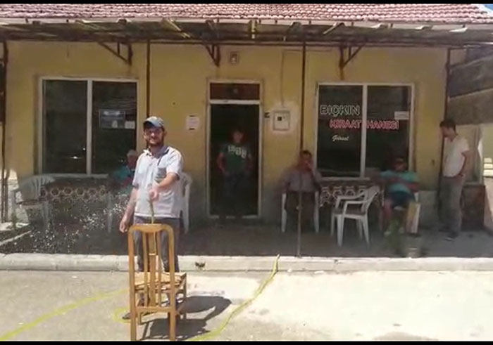 sıcaktan bunalan esnaf