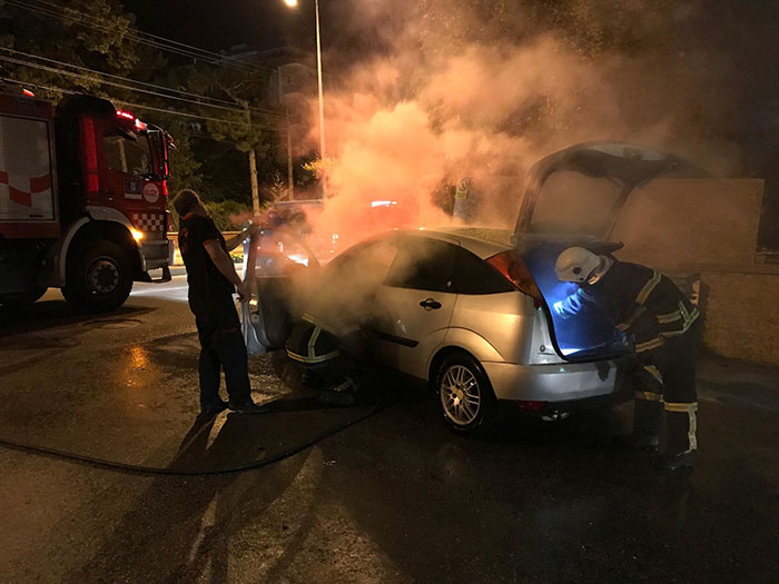 Otomobil seyir halinde alev alev yandı