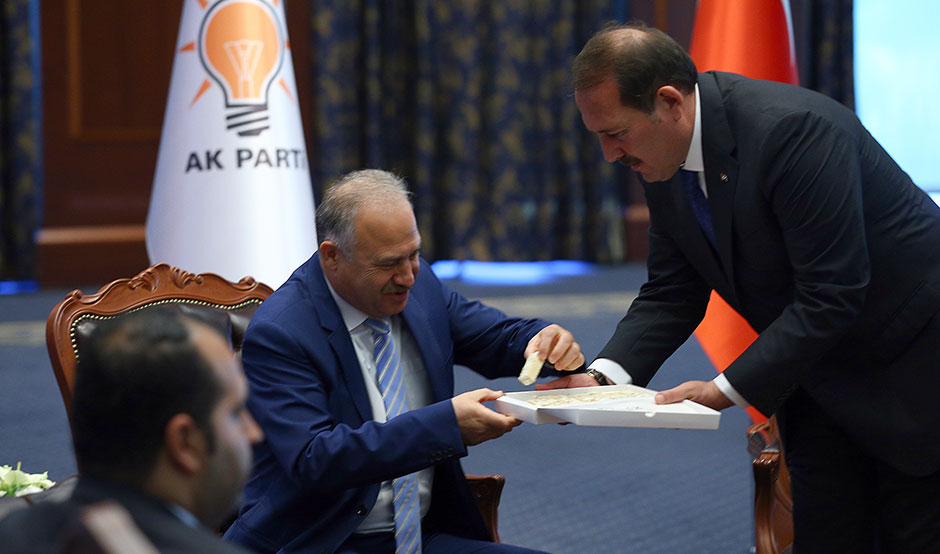 Harun Karacan misafirlere helva ikram etti