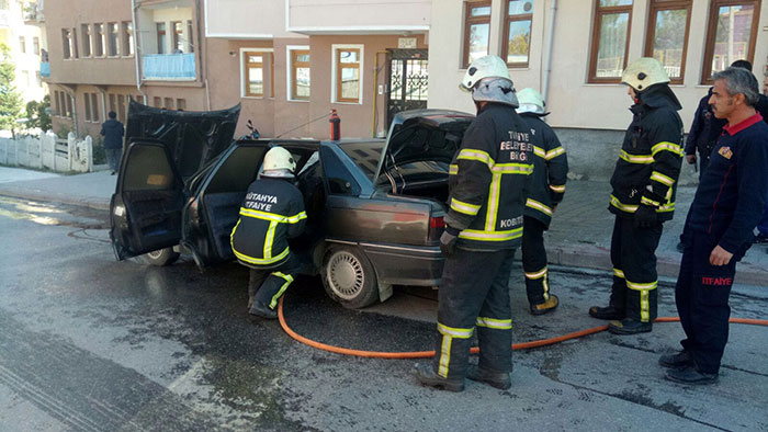 Kütahyada otomobil yandı