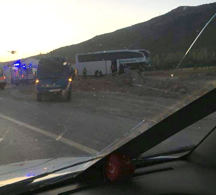 Afyonkarahisarda feci kaza: 20'den fazla yaralı