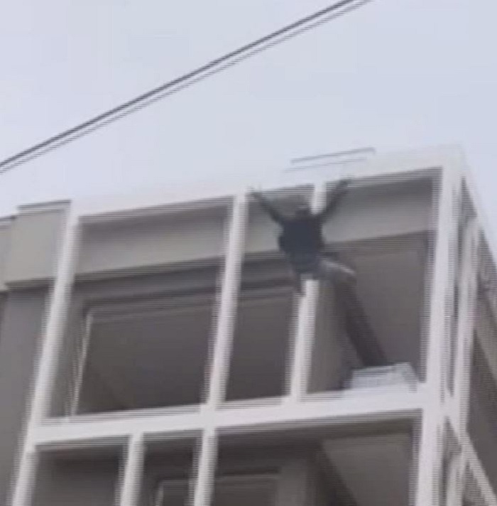 Altıncı kattan aşağı atladı