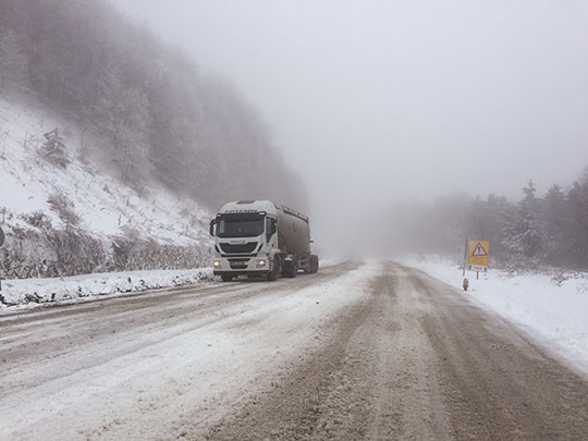Kar yolları kapattı