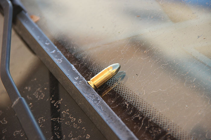 16 araca mermi bıraktılar!