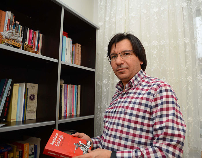 Katliamda ölen arkadaşına ağıt yaktı