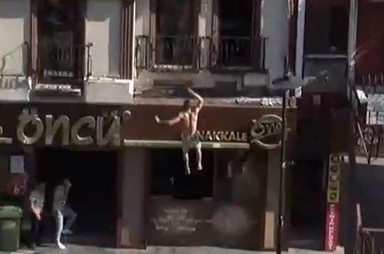 Binanın çatısından ölüme atladı!