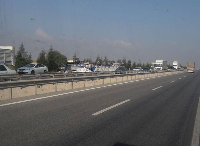 Eskişehirde tır takla attı