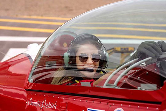Kadın akrobasi pilotonun fotoğrafı ABD müzesinde