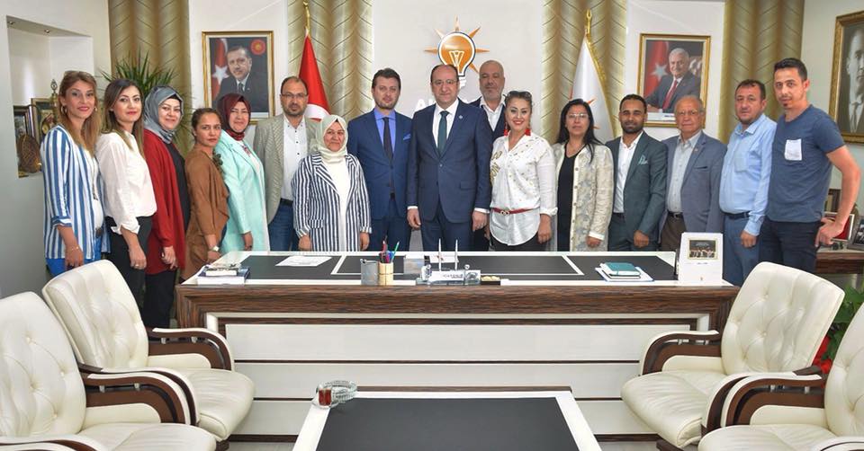 Ünlü yeni İl Başkanı olan Özcan'a görevi devretti.