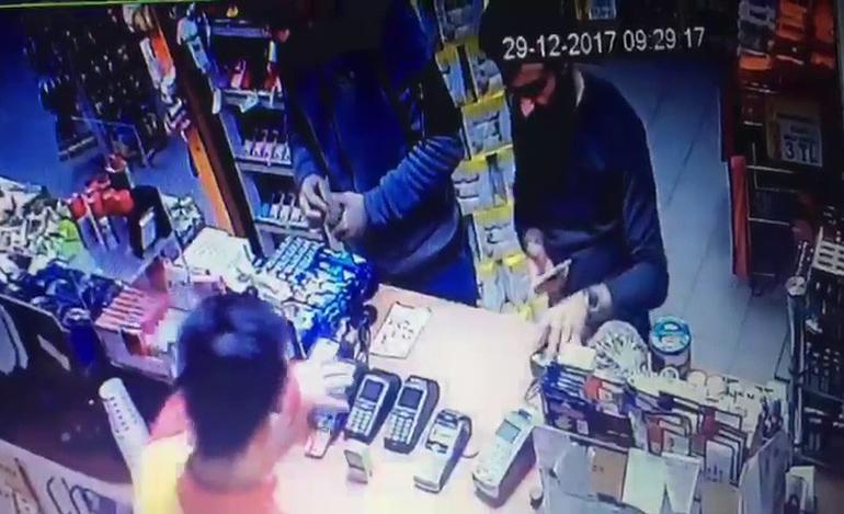 Oklavayla döverek hastanelik ettiler!