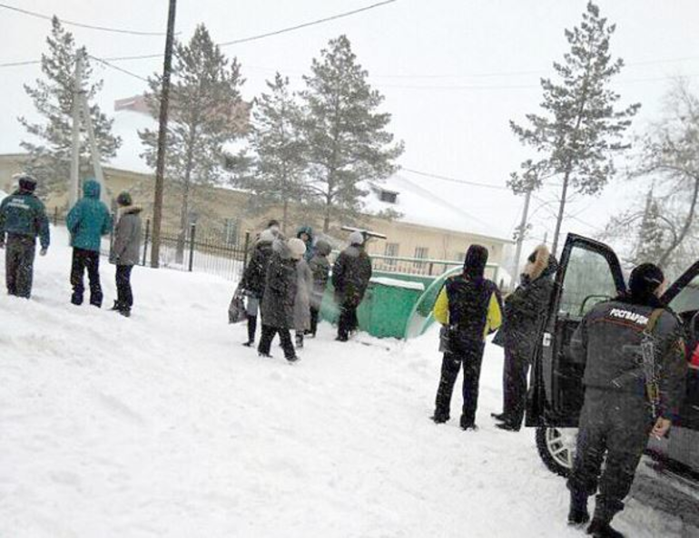 Binanın tepesinde donarak öldü!