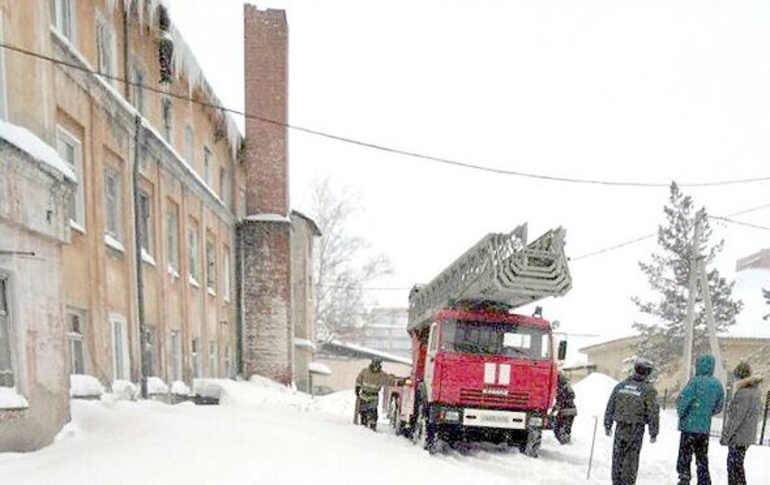 Binanın tepesinde donarak öldü!