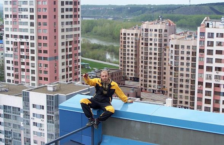 Binanın tepesinde donarak öldü!