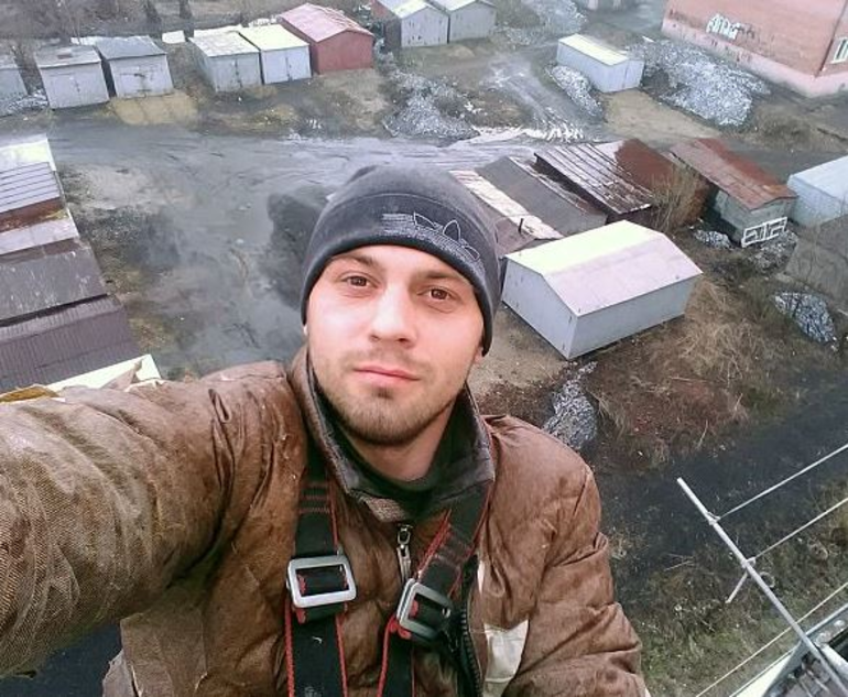 Binanın tepesinde donarak öldü!