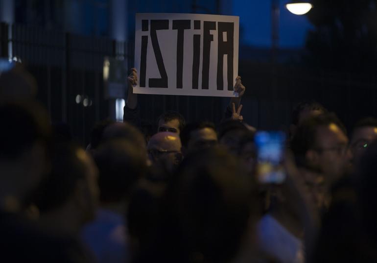 Gençlerden CHP önünde oturma eylemi