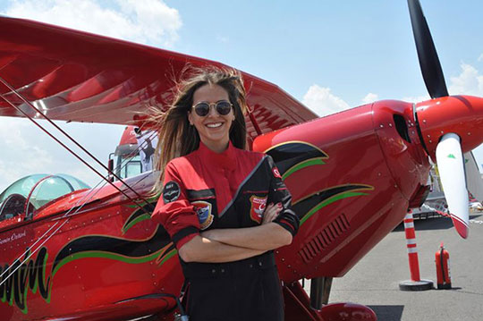 Kadın akrobasi pilotonun fotoğrafı ABD müzesinde