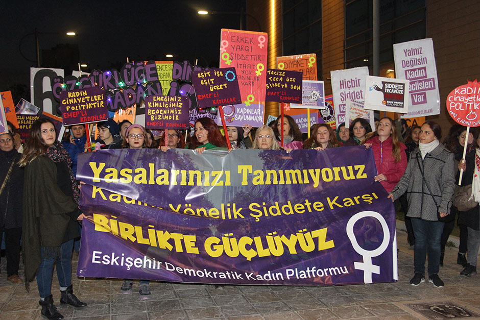 Kadına şiddete halaylı tepki