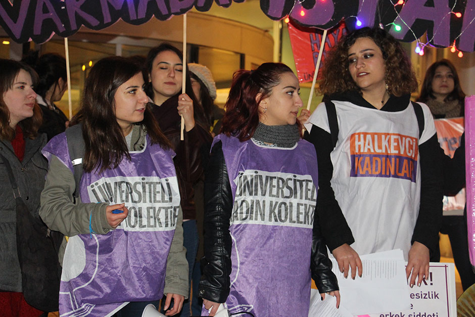 Kadına şiddete halaylı tepki