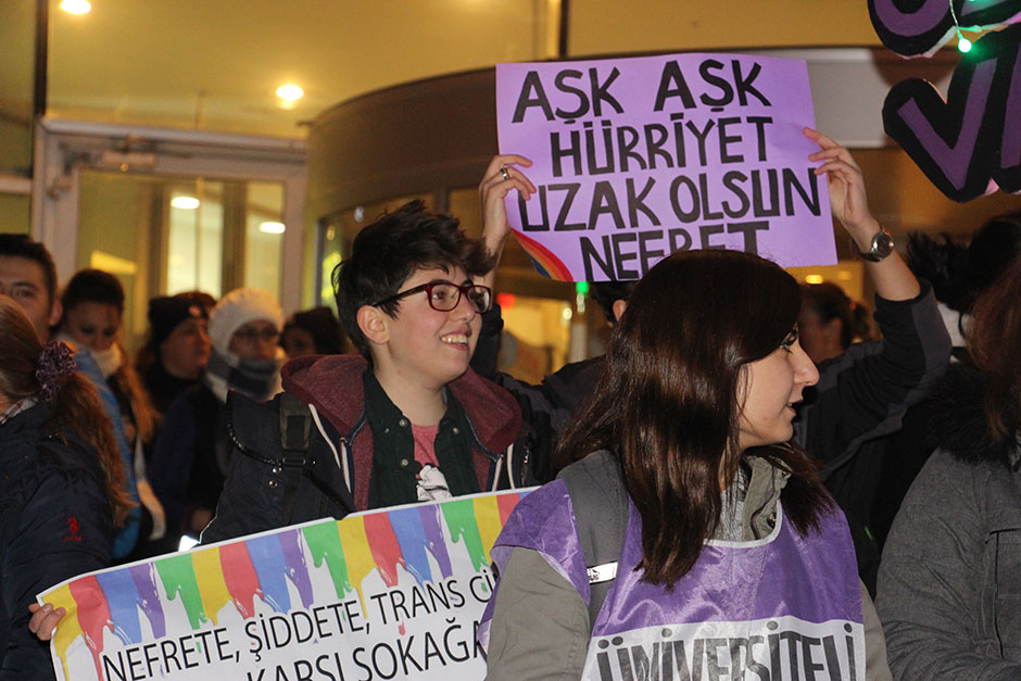 Kadına şiddete halaylı tepki