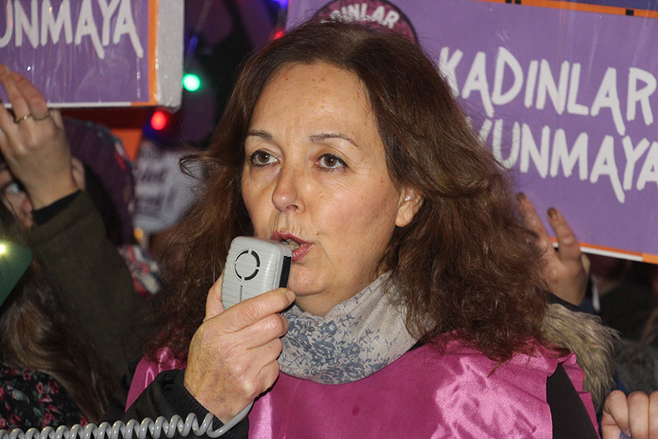 Kadına şiddete halaylı tepki