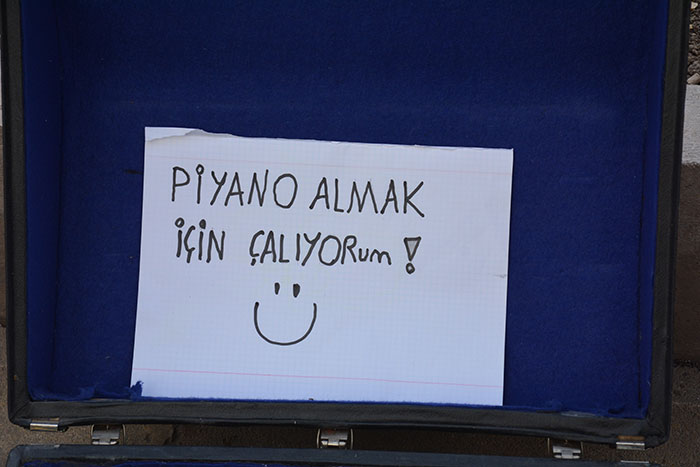 Piyano hayaliyle sokaklarda bunu yapıyor