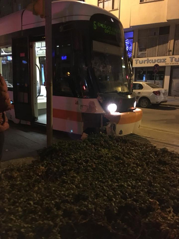 Eskişehir'de tramvay otobüse çarptı!