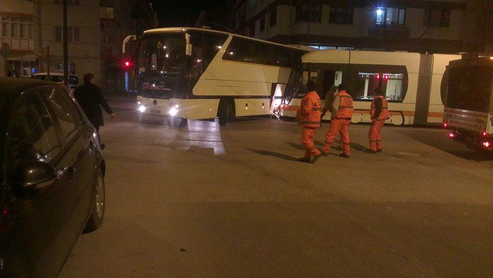 Eskişehir'de tramvay otobüse çarptı!