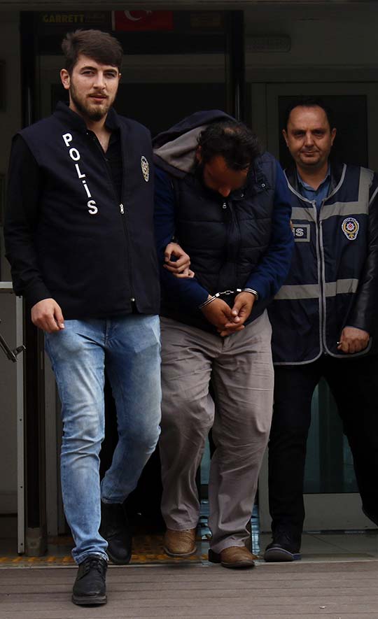 Kuran hocasına bıçakla bikini giydirdiler!