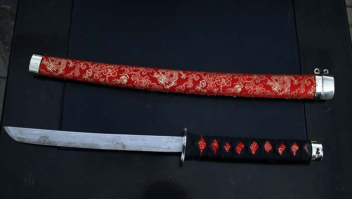 Kuran hocasına bıçakla bikini giydirdiler!