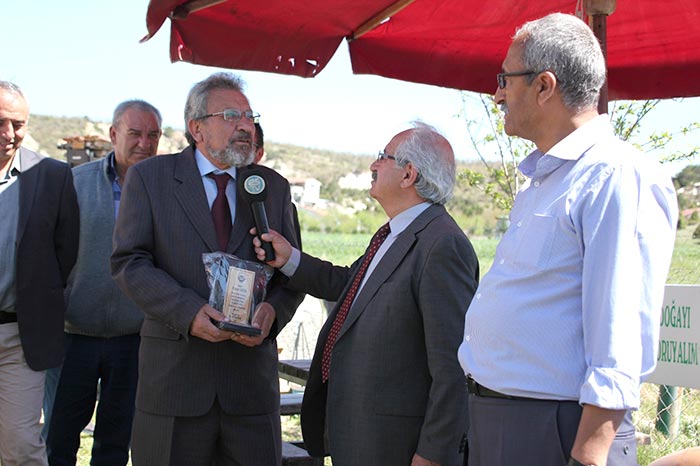 Eskişehir'de Köy Kültür Evinden destekçilere plaket