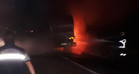 Yanan süt kamyonunu itfaiye söndürdü