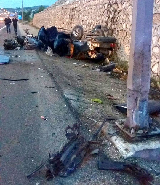 Feci kaza! Araç sürücüsü kurtarılamadı