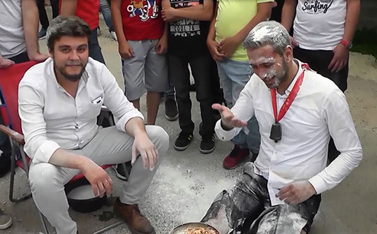 Canından bezen damat çatıya çıktı