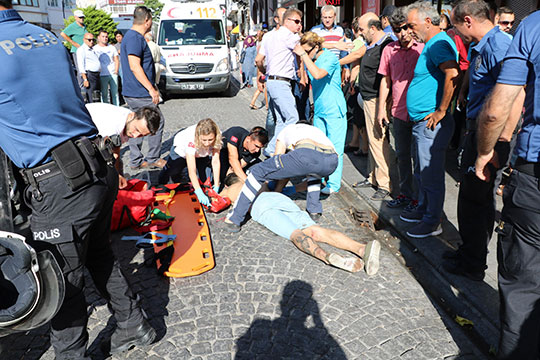 Binanın çatısından ölüme atladı!