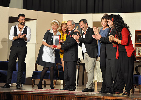 Oyunculardan Büyükerşen’e plaket