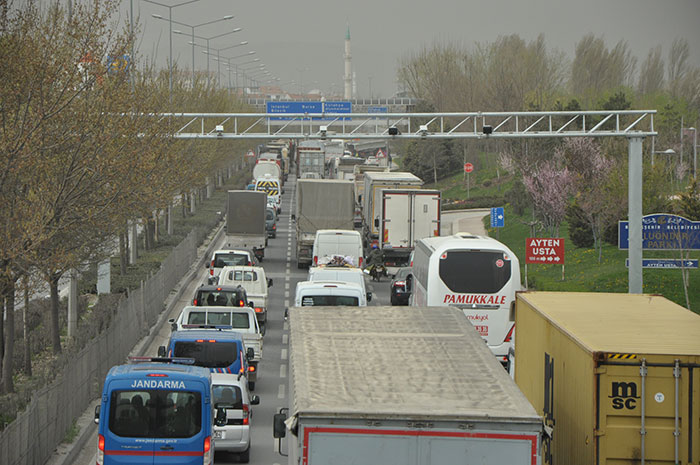 Tırlar trafiği felç etti!