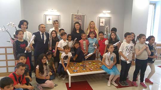 Toprak su ile birleşti marifetli parmaklar şekil verdi. 