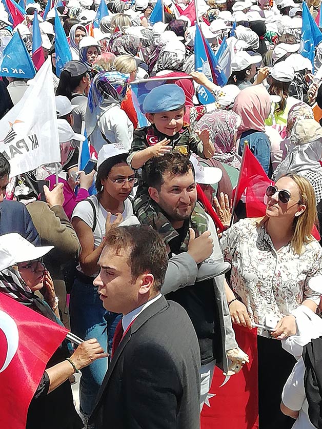 Erdoğan'ın mitinginde gözden kaçan bir pankart!