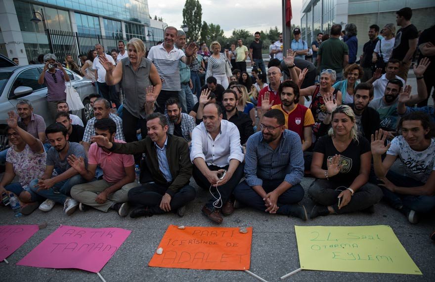 Gençlerden CHP önünde oturma eylemi