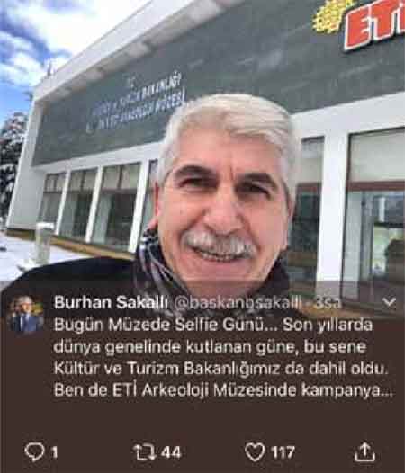 Burhan Sakallı Müzde Selfie