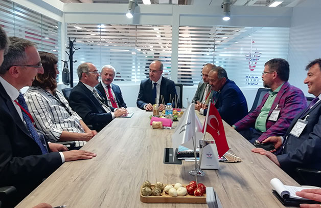 Bu adamlar ne konuşuyor!