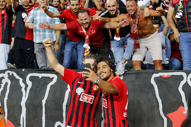 CENAZE EVİNDE DÜĞÜN!