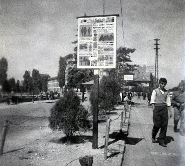 DİREĞE ASILAN GAZETE!