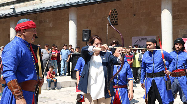 Duygusal siyasetçi! Emine Nur Günay