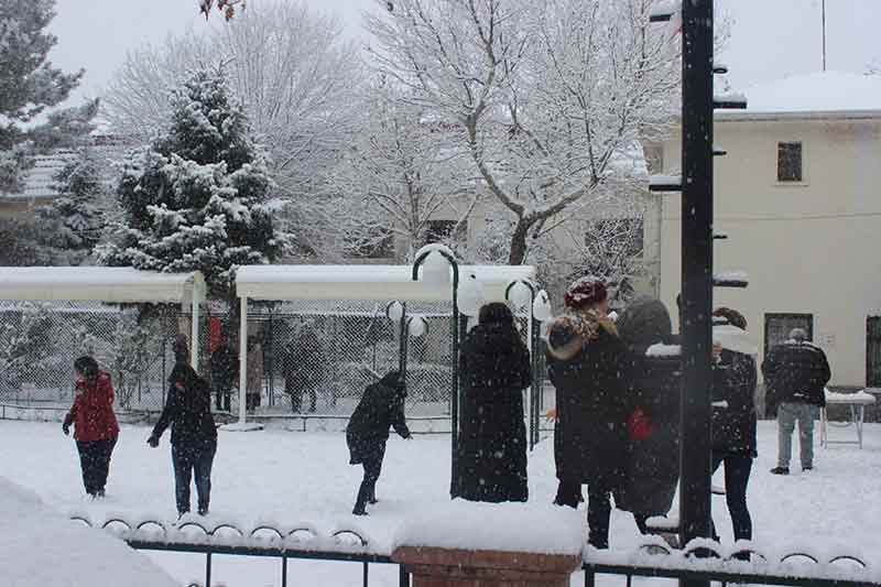 Eskişehir'in göbeğinde yılın ilk kar topu savaşı 3.1.2023