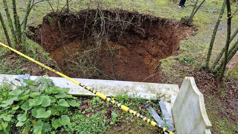 Mezarlığın ortasında oluştu: Görenleri şaşkına çevirdi 28.03.2023