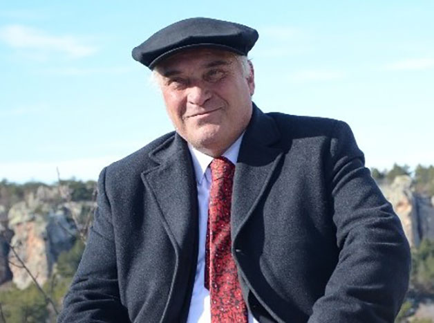 Erdal Şanlı  “Ya özgürlük, hukuk, barış, umut dolu bir Türkiye isteyeceğiz ya da kişisel kaygılar için kapı kulu olacağız. Ben birincisini seçtim.” 